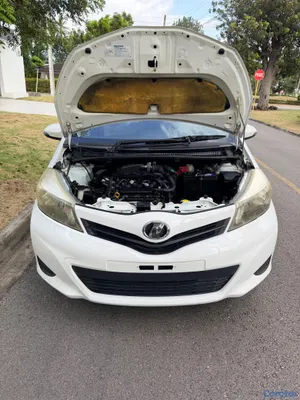 2012 Toyota Vitz — foto 9 / 10