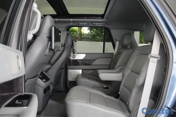2026 Lincoln Navigator — foto 8 / 12