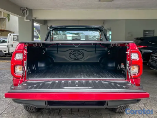 2027 Toyota Hilux — foto 9 / 11
