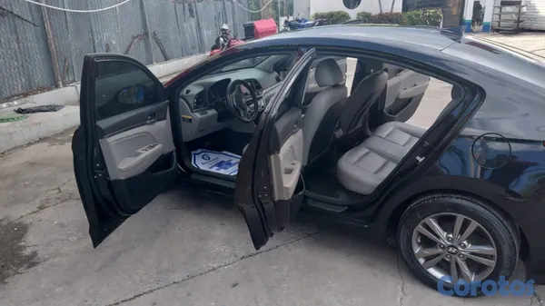 2017 Hyundai Elantra — foto 3 / 9