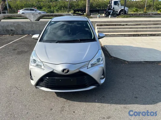 2020 Toyota Vitz — foto 2 / 6