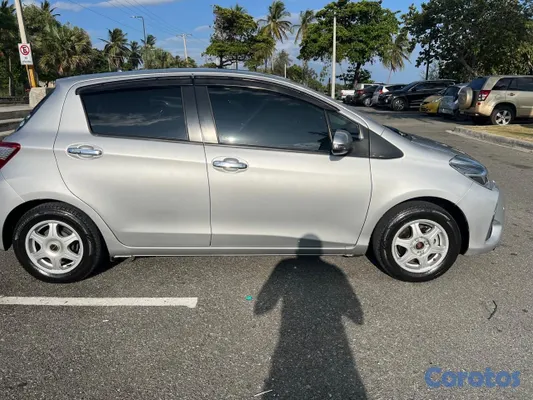 2020 Toyota Vitz — foto 3 / 6