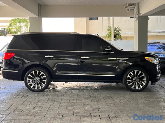 2026 Otra Lincoln Navigator — foto 2 / 13