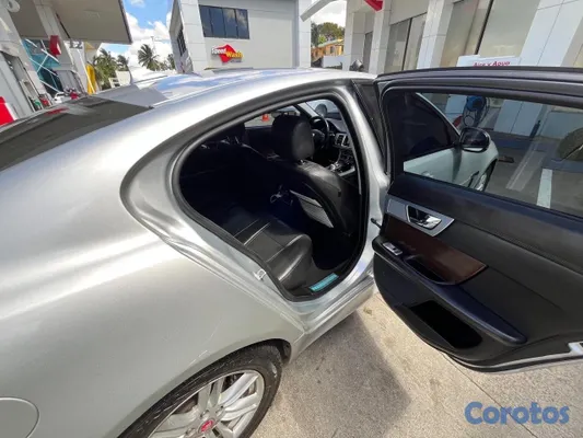 2014 Jaguar Xf — foto 5 / 8