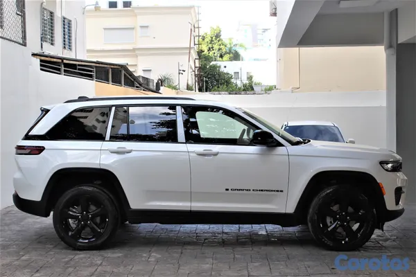 2025 Jeep Grand Cherokee — foto 3 / 6