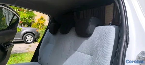 2017 Toyota Aqua — foto 10 / 14