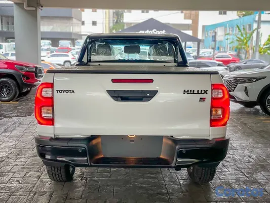 2027 Toyota Hilux — foto 10 / 11