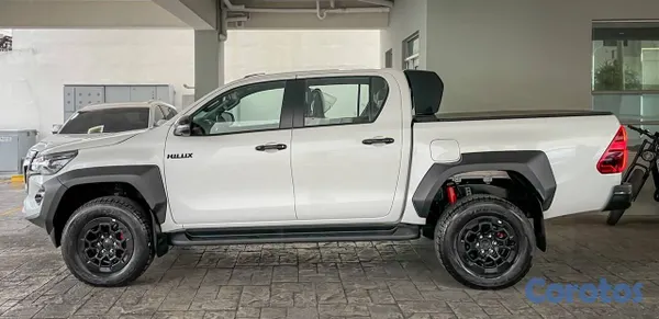 2027 Toyota Hilux — foto 11 / 11