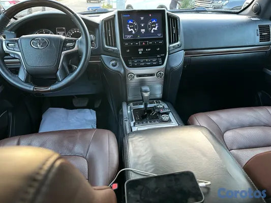 2017 Toyota Land Cruiser — foto 10 / 13