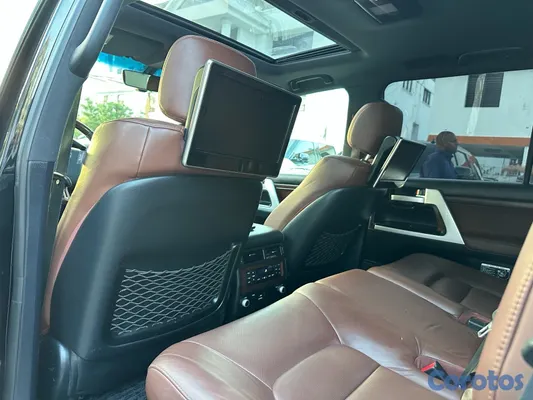 2017 Toyota Land Cruiser — foto 11 / 13