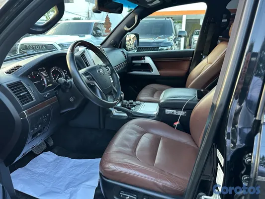 2017 Toyota Land Cruiser — foto 12 / 13