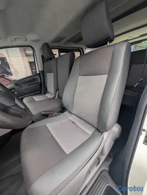 2021 Toyota Hiace — foto 8 / 12