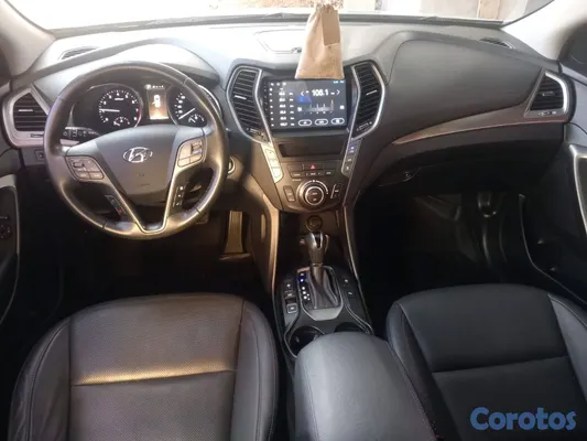 2017 Hyundai Grand Santa Fe — foto 7 / 10
