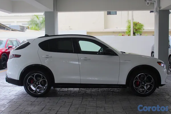 2024 Alfa Romeo Stelvio — foto 3 / 11