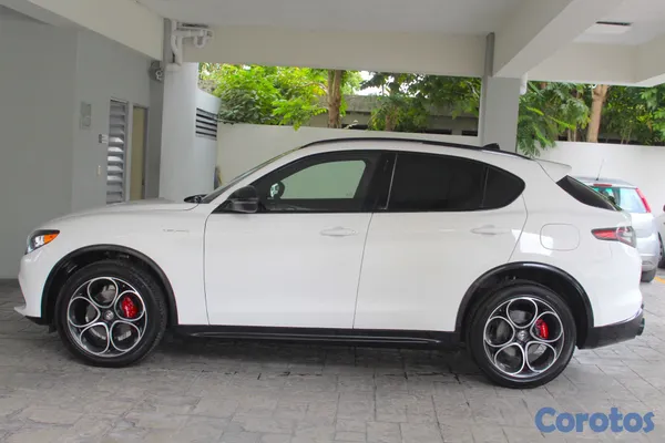 2024 Alfa Romeo Stelvio — foto 4 / 11