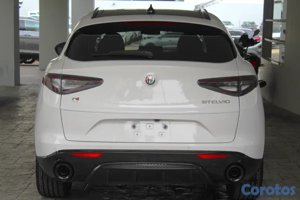 2024 Alfa Romeo Stelvio — foto 5 / 11