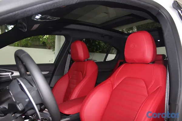 2024 Alfa Romeo Stelvio — foto 7 / 11
