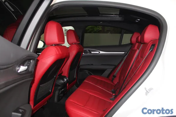 2024 Alfa Romeo Stelvio — foto 8 / 11