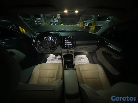 2022 Volvo XC40 T4 MOMENTUM