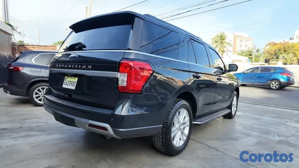2022 Ford Expedition — foto 6 / 9