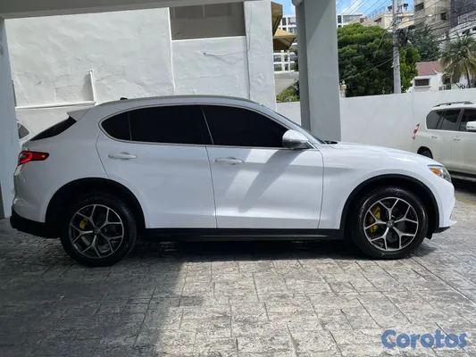 2019 Alfa Romeo Stelvio — foto 3 / 11