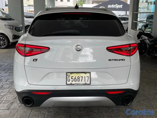 2019 Alfa Romeo Stelvio — foto 5 / 11