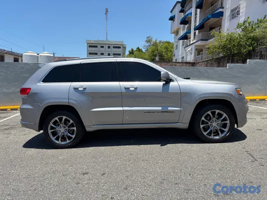 2020 Jeep Grand Cherokee — foto 3 / 19
