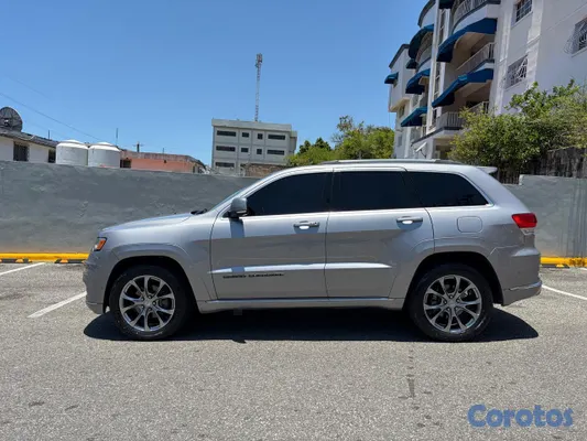 2020 Jeep Grand Cherokee — foto 4 / 19