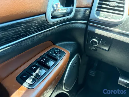 2020 Jeep Grand Cherokee — foto 14 / 19
