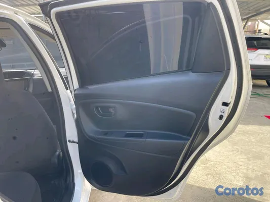 2018 Toyota Vitz — foto 2 / 12