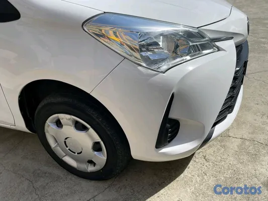2018 Toyota Vitz — foto 3 / 12