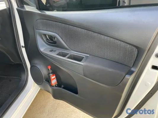 2018 Toyota Vitz — foto 4 / 12
