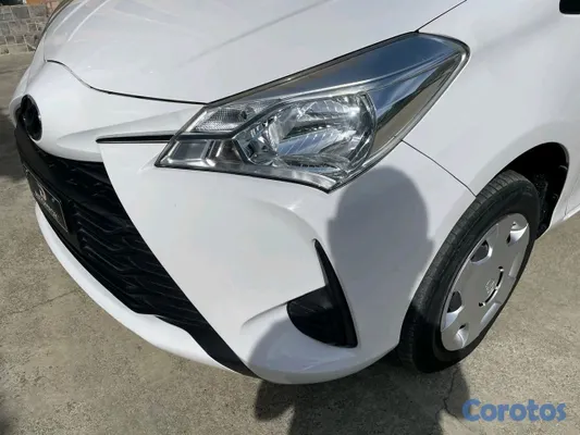 2018 Toyota Vitz — foto 5 / 12