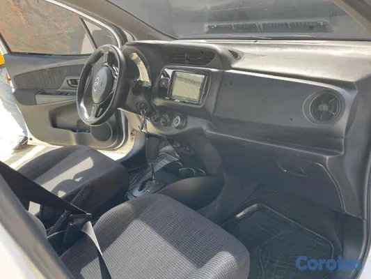 2018 Toyota Vitz — foto 7 / 12
