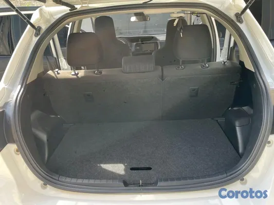 2018 Toyota Vitz — foto 8 / 12
