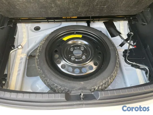 2018 Toyota Vitz — foto 9 / 12