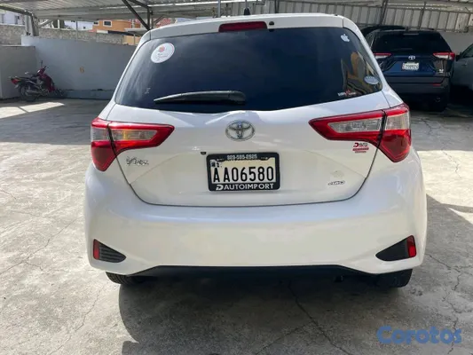 2018 Toyota Vitz — foto 10 / 12