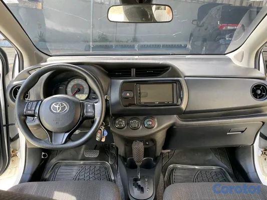2018 Toyota Vitz — foto 11 / 12