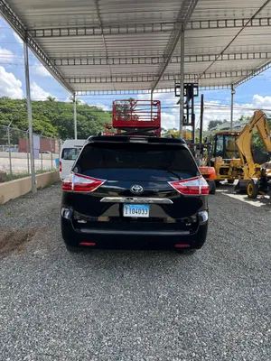 2017 Toyota Sienna — foto 2 / 10
