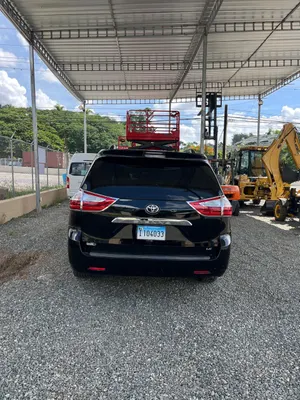 2017 Toyota Sienna — foto 8 / 10