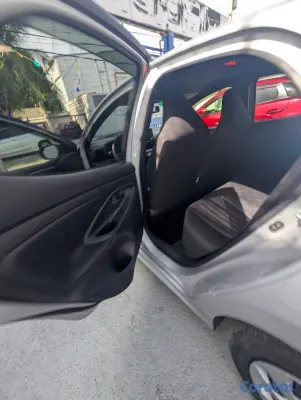 2021 Toyota Vitz — foto 2 / 9