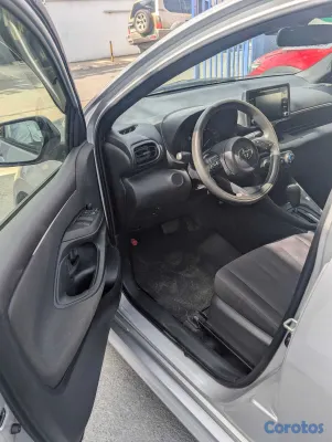 2021 Toyota Vitz — foto 3 / 9
