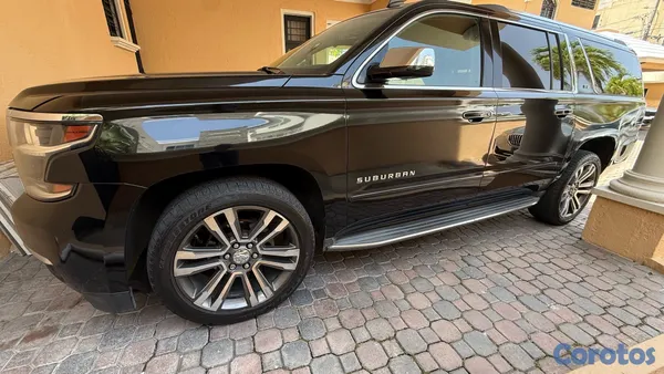 2016 Chevrolet Suburban — foto 2 / 9