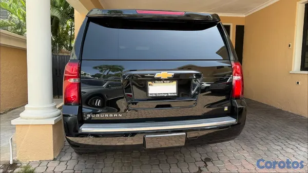 2016 Chevrolet Suburban — foto 3 / 9