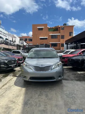 2017 Toyota Sienna — foto 2 / 11