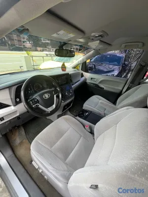 2017 Toyota Sienna — foto 4 / 11
