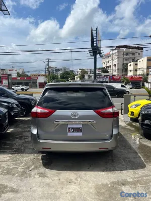 2017 Toyota Sienna — foto 6 / 11