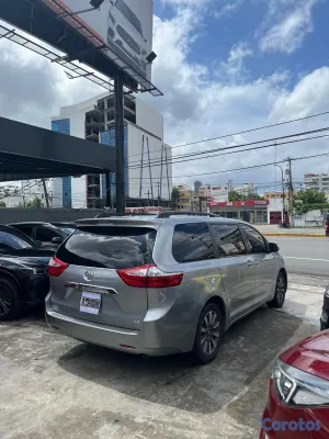 2017 Toyota Sienna — foto 8 / 11