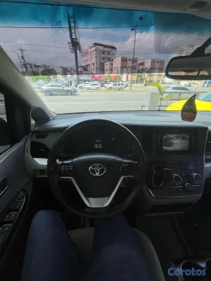 2017 Toyota Sienna — foto 9 / 11