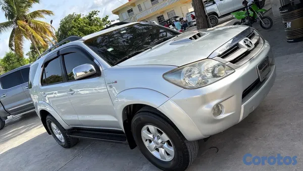 2008 Toyota Fortuner — foto 2 / 7
